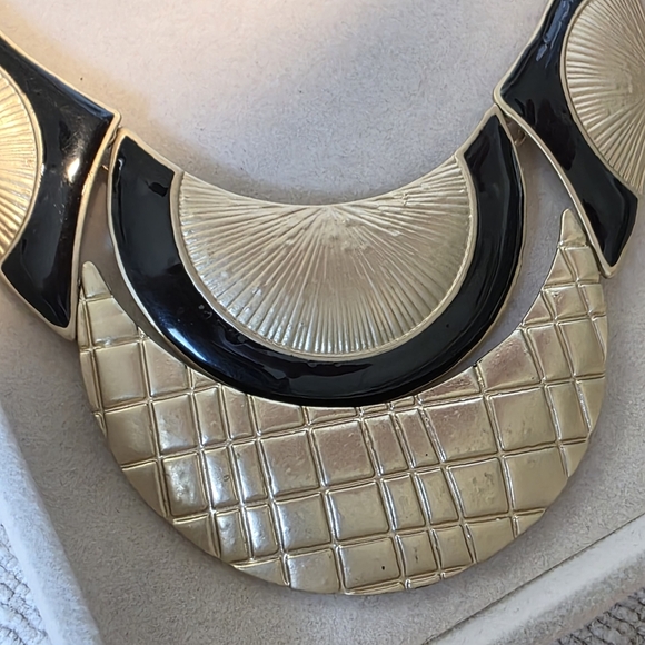 Vintage Matte Gold Necklace with Articulated Bid Design - Picture 6 of 8